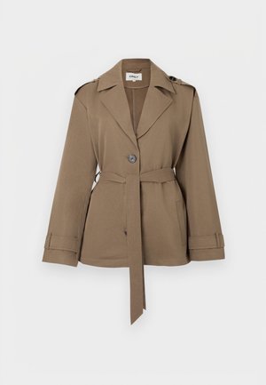 Pruun vööga jakk, laia kraega, ühe nupuga kinnitusega ja ülesrullitud varrukatega. Valmistatud siledast kangast, küljetaskutega.