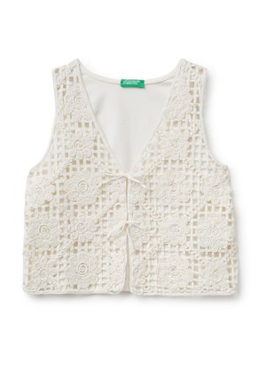 Gilet bianco senza maniche con motivo in pizzo floreale e design a griglia, con due piccoli lacci frontali e scollo arrotondato.