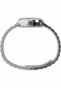 Ezüst színű fémóra kerek tokban, textúrált kerettel és rugalmas, kerek láncszemekből álló szíjjal, egyszerű csattal.