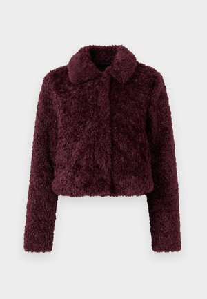 Burgunderfarget, kort jakke laget av myk, teksturert stoff med krage og lange ermer. Ingen synlige lukninger eller dekorasjoner.