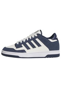 Zapatillas para hombres con parte superior de cuero blanco y ante azul marino, tres rayas distintivas, cordones planos blancos y suela de goma texturizada.