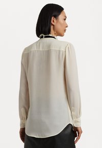 Lauren Ralph Lauren Petite RUFFLE TRIM GEORGETTE BLOUSE - Camicetta - mascarpone cream/black