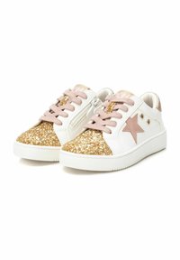 Zapatillas blancas con parte delantera de purpurina dorada, cordones rosas y un acento en forma de estrella rosa. Presentan un cierre con cremallera y una suela de goma texturizada.