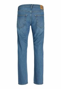 Jeans de mezclilla azul con corte recto, que cuentan con cinco bolsillos, costuras en contraste y una etiqueta de cuero marrón en la cintura.