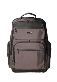 Zaino in tessuto grigio con molteplici tasche con zip, superficie testurizzata e una maniglia robusta sulla parte superiore. Presenta dettagli in nero e accessori metallici.