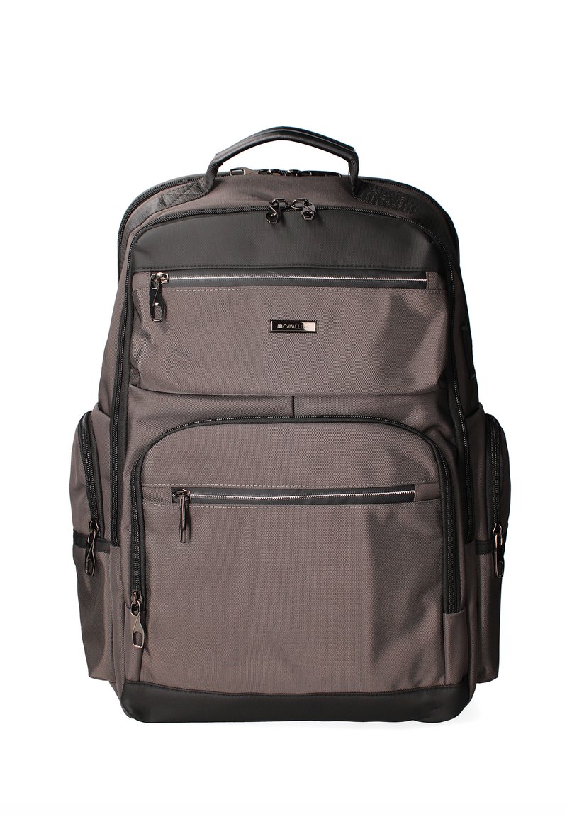 Zaino in tessuto grigio con molteplici tasche con zip, superficie testurizzata e una maniglia robusta sulla parte superiore. Presenta dettagli in nero e accessori metallici.
