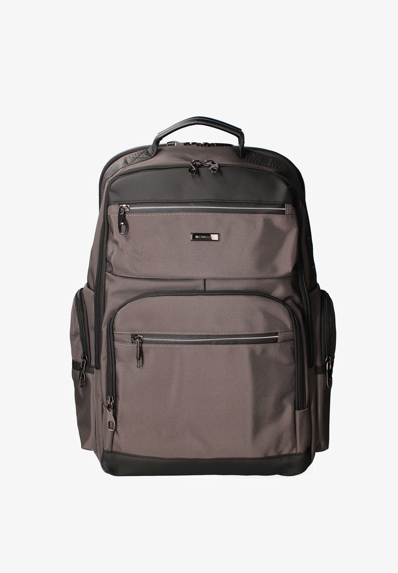 Grijze stoffen rugzak met meerdere ritszakken, gestructureerd oppervlak en een stevige handgreep bovenop. Beschikt over zwarte accenten en hardware-details.