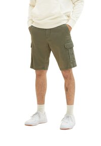 Olivengrønne cargo shorts lavet af bomuld, med flere lommer og en almindelig pasform. Bæret med hvide sneakers og lyse sokker.