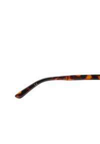 Oprawka okularów w kolorze tortoise, o gładkiej teksturze, z delikatnym zakrzywieniem i okrągłym znakiem CE w pobliżu zawiasu.