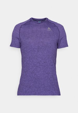 Paarse sportieve T-shirt met korte mouwen, voorzien van een gestructureerd patroon, ronde halslijn en logo-accent op de borst. Lichtgewicht stof.