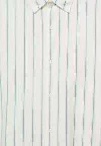 Weißes Hemd mit Knopfleiste, das vertikale Streifen in Hellblau und Dunkelblau aufweist, mit glatter Textur und klassischem Kragendesign.