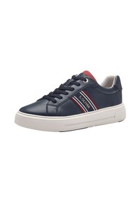 Sneakers in pelle blu navy con suola bianca, caratterizzati da strisce rosse e bianche a contrasto e lacci neri. Nome del brand "S. OLIVER" visibile.