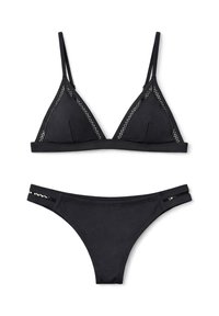 Ensemble bikini deux pièces noir avec haut triangle orné de dentelle et bas taille basse assortis avec découpes latérales.