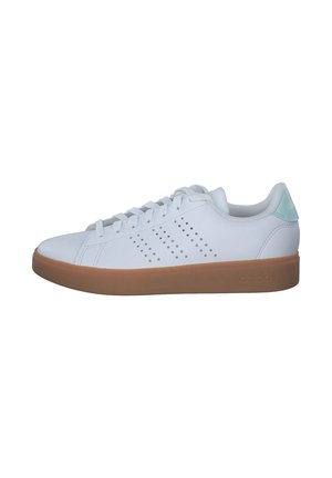 Weiße Sneakers mit glattem synthetischen Obermaterial, hellblauen Akzenten, durchlöchertem Design an der Seite und einer Gummisohle für Traktion und Langlebigkeit.