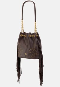 Braune Leder-Bucket-Bag mit goldenem Kettenhenkel, mit Nieten besetztem Blattmuster und Fransenverzierung. Glatte Textur mit Kordelzugverschluss.