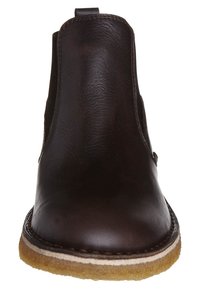 Brązowy skórzany botek za kostkę z elastycznymi panelami bocznymi, okrągłym noskiem i gumową podeszwą z kontrastującym jasnym paskiem. Gładka tekstura.