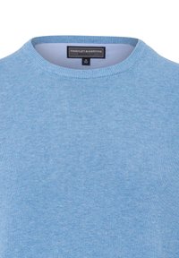 Helleblaue Sweater aus weichem Stoff mit klassischem Rundhalsausschnitt. Verfügt über eine dezente Textur und ein Markenetikett, das auf eine moderne Passform und Größe M hinweist.