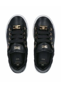 Sneaker in pelle nera con un design imbottito, accenti dorati sui lacci e sul logo, e una suola in gomma bianca.