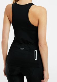 Černý cyklistický top bez rukávů s kapsou na zip na zadní straně a logem. Texturovaná látka se sportovním střihem.