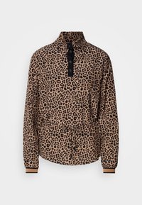 Beige en zwarte luipaardprint pullover met een hoge kraag, zwarte knopen en een aansluitende taille met een strik. Lange mouwen met contrasterende manchetten.