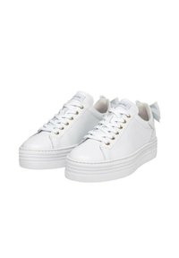 Sneaker bianche in pelle sintetica con lacci piatti, occhielli dorati e suola a strati. Presentano un fiocco azzurro chiaro sul tallone.
