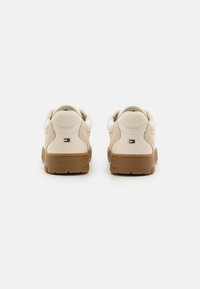 Tommy Hilfiger BASKET CORE LTH MIX ESS - Sneakers basse - calico