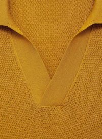 Žlutý pulovr s texturovaným vzorem, vyznačující se výstřihem do V. Tkanina je pletená, což ukazuje hladký přechod mezi texturami.