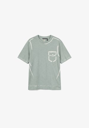 Lichtgroen T-shirt met korte mouwen, witte schetsachtige omlijningen en een ontwerp met voorzak, plat liggend op een witte achtergrond.