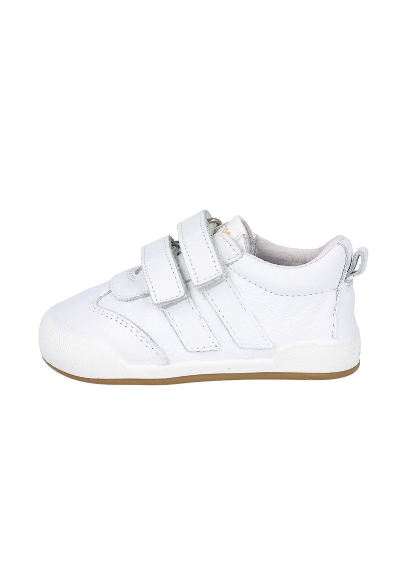 Zapatilla blanca de piel con dos correas de Velcro, punta redondeada, lados texturizados y suela de goma. La parte trasera presenta un pequeño lazo para facilitar el calzado.