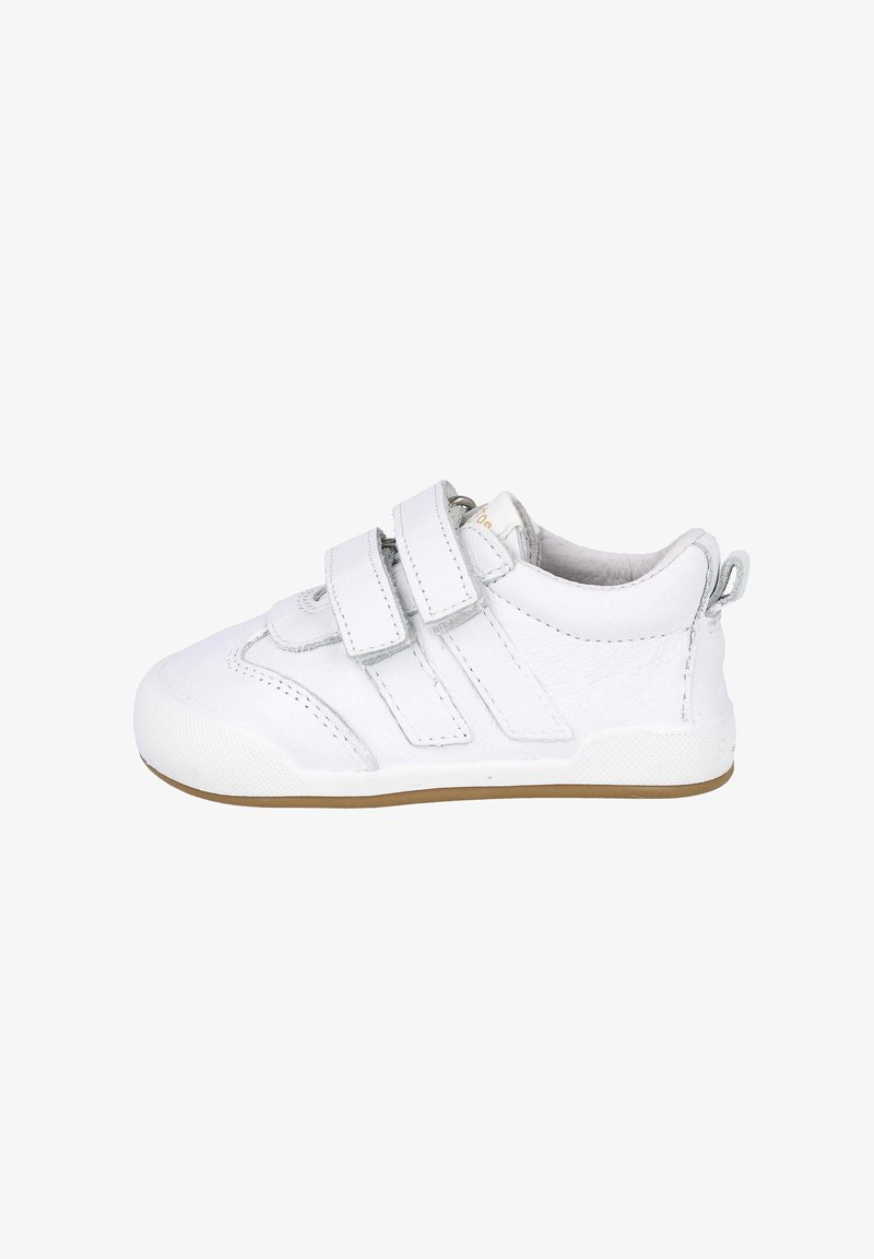 Zapatilla blanca de piel con dos correas de Velcro, punta redondeada, lados texturizados y suela de goma. La parte trasera presenta un pequeño lazo para facilitar el calzado.