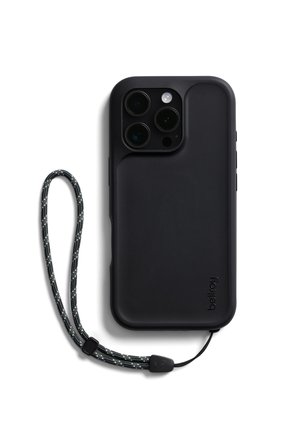 Coque de smartphone noire avec trois objectifs de caméra et bracelet de poignet noir et gris attaché sur fond blanc.