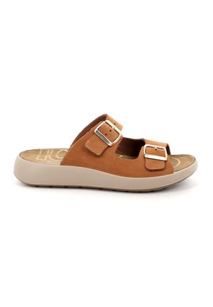 Sandalo in camoscio marrone con due fibbie regolabili in argento e suola imbottita beige, mostrato su sfondo bianco, vista laterale.