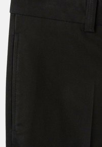 Schwarze Hosen mit glatter Textur, schlanker Passform und seitlichen Taschen. Nahtdetails erhöhen die Haltbarkeit und das Design.