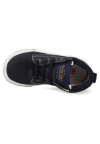Marine blauwe leren sneaker met een witte rubberen zool, ronde neus en contrasterende stiksels. Heeft een blauw label op de tong en een vetersluiting.