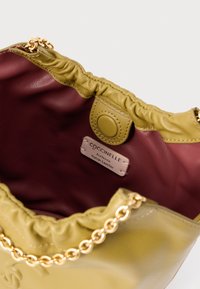 Zelená kožená kabelka se zlatým řetízkovým popruhem; uvnitř bordó podšívka a štítek s nápisem "Coccinelle, pravá italská kůže".