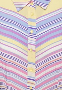 Chemise à col avec des boutons verticaux et des rayures diagonales dans des couleurs pastel jaune, rose, bleu, violet et blanc.