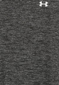 Svart melerat träningsskjorta med V-ringning. Har ett texturerat tyg och en vit Under Armour-logotyp på övre vänstra sidan.