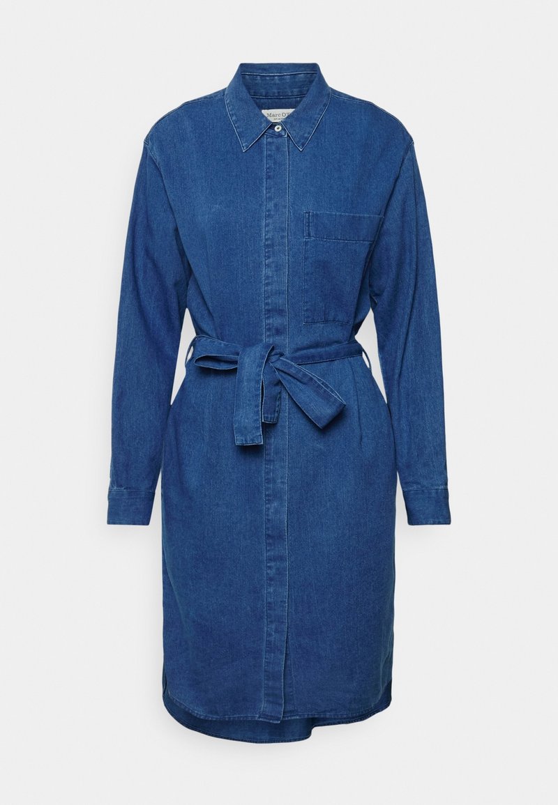 Robe-chemise en denim bleu moyen, avec fermeture à boutons sur le devant, col, manches longues, une poche poitrine unique et une ceinture à la taille.
