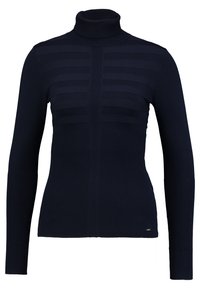 Granatowy sweter z golfem wykonany z prążkowanej dzianiny. Posiada poziome paski na górnej części ciała oraz dopasowane rękawy, co nadaje mu smukły wygląd.