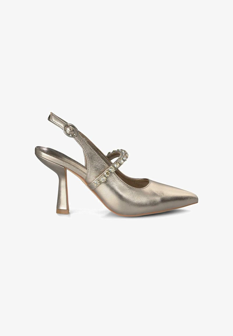 Escarpin salomé en cuir métallisé doré avec bout pointu, bride décorative ornée de petits bijoux et talon carré de hauteur moyenne. Texture lisse.