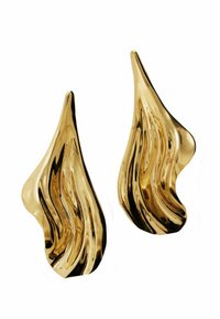 Pendientes de oro con un diseño ondulado y escultórico. Cuentan con un acabado pulido que le da una calidad reflectante a la superficie.
