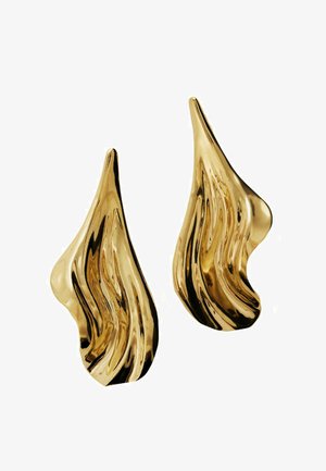 Pendientes de oro con un diseño ondulado y escultórico. Cuentan con un acabado pulido que le da una calidad reflectante a la superficie.