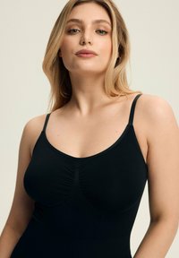 Schwarzer ärmelloser Body mit großzügigem Ausschnitt, gerafftem Detail vorne und dünnen verstellbaren Trägern. Glatte Textur.