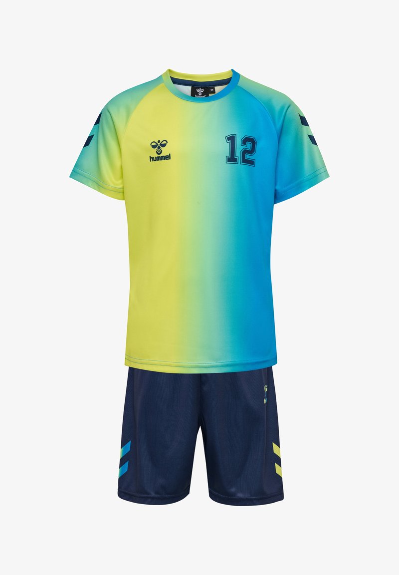 Korte mouwen sporttrui in een gradient van geel naar blauw, met het nummer 12. Gecombineerd met marineblauwe shorts, versierd met blauwe strepen.