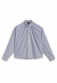 Blouse rayée avec un col montant, des manches longues et une fermeture par boutons. Fabriquée en tissu léger aux rayures verticales bleu marine et blanches.