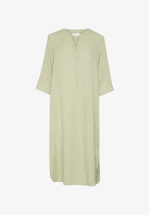 Svetlozelené ľanové šaty s výstrihom do V, trojštvrťovými rukávmi, detailom na gombíky a postrannými rozparkami pre pohodlné pohyby.