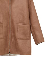 Giubbotto in ecopelle marrone con zip frontale, due tasche anteriori e un rivestimento interno morbido. Presenta una vestibilità comoda e maniche ampie.