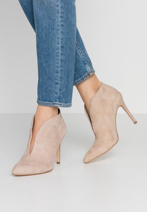 Højhælede støvletter - beige
