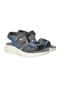 Blauwe en grijze sandalen met verstelbare bandjes, een gevoerd voetbed en een witte rubberen zool, met een open ontwerp en een suède textuur.