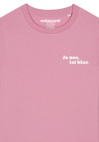 Roze katoenen t-shirt met ronde hals, voorzien van een witte bedrukte tekst "Ja nee, ist klar" op de linkerkant van de borst.